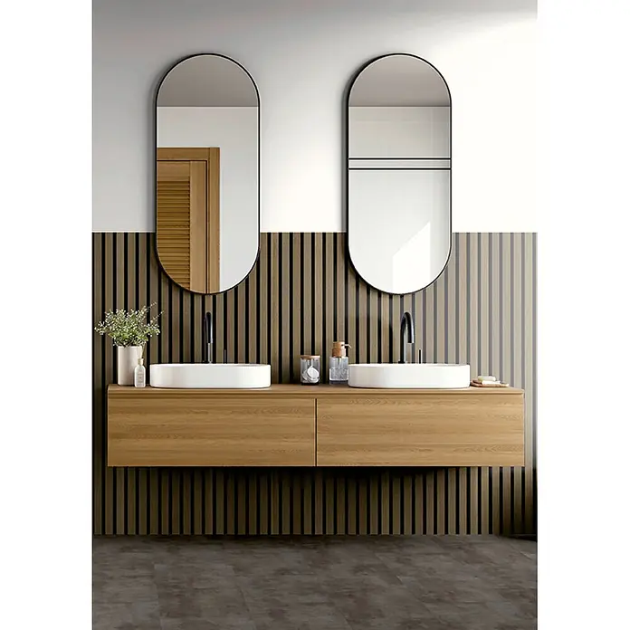 Akustikpaneel Acous Economico - Eiche rustikal / schwarzer Filz, 1.200 x 380 x 16,5 mm - Ein helles Doppelwaschbecken aus Holz mit zwei weißen Spülbecken und schwarzen Spiegeln in einem modernen Badezimmer.