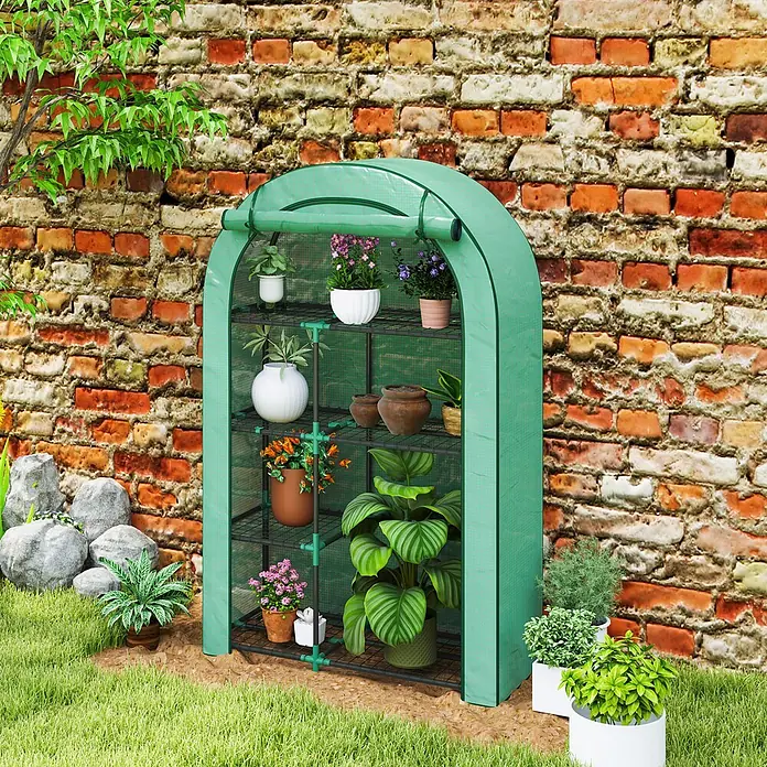Outsunny Gewächshaus - 100 x 45 cm, Material Seitenwand: Kunststoff, 0,3 mm, Dunkelgrau - Grünes tragbares Gewächshaus mit Rolltür und Reißverschluss, mit verschiedenen Topfpflanzen auf mehreren Regalen, draußen an einer Ziegelmauer.