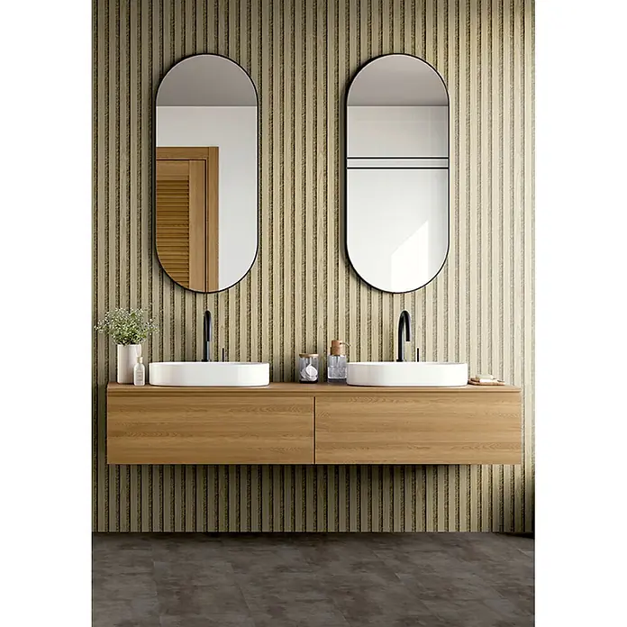 acous Akustikpaneel Economico - Eiche hellbraun / beiger Filz, 2.400 x 380 x 16,5 mm - Moderner heller Holz-Doppelwaschtisch mit zwei weißen Waschbecken, schwarzen Armaturen und ovalen Spiegeln mit schwarzem Rahmen.