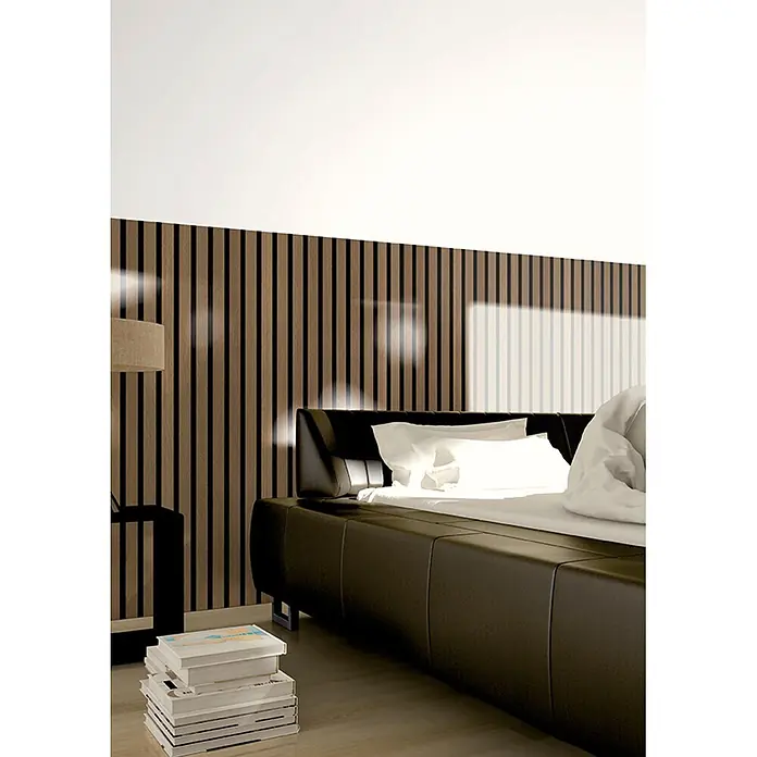 Akustikpaneel Acous Economico - Eiche rustikal / schwarzer Filz, 1.200 x 380 x 16,5 mm - Braune Lattenwandverkleidung hinter einem Bett in einem modernen Schlafzimmer.
