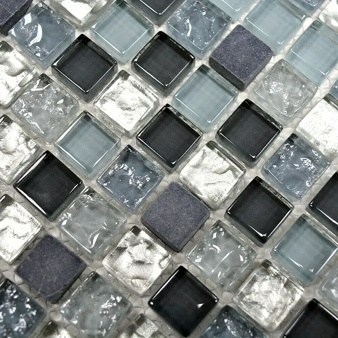 Mosaikfliese Quadrat Crystal Mix XCM M890 - 30,5 x 32,2 cm, Grau/Silber, Glänzend - Nahaufnahme von grauem Glasmosaik, ideal für elegante Wand- und Bodenfliesen im Innenbereich. Dekoratives Design mit subtilen Farbvariationen.