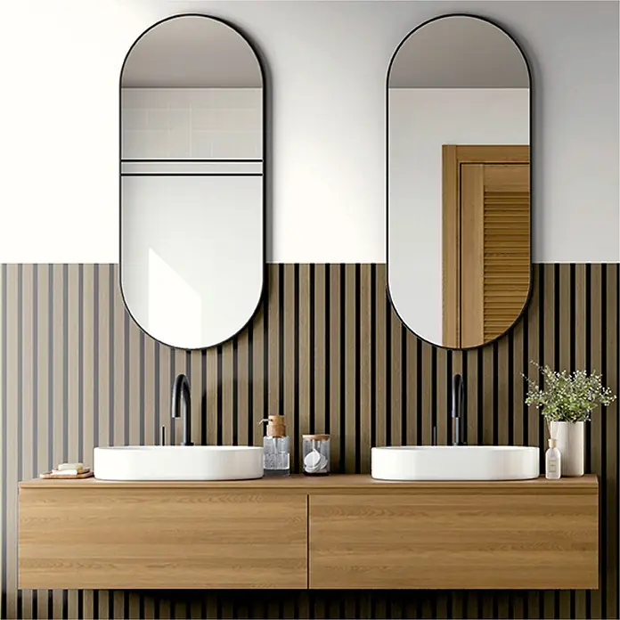 Akustikpaneel Acous Economico - Eiche rustikal / schwarzer Filz, 1.200 x 380 x 16,5 mm - Moderner Doppelwaschtisch im Bad mit ovalen Spiegeln, weißen Aufsatzwaschbecken und Holzschrank vor gestreifter Holzwand.