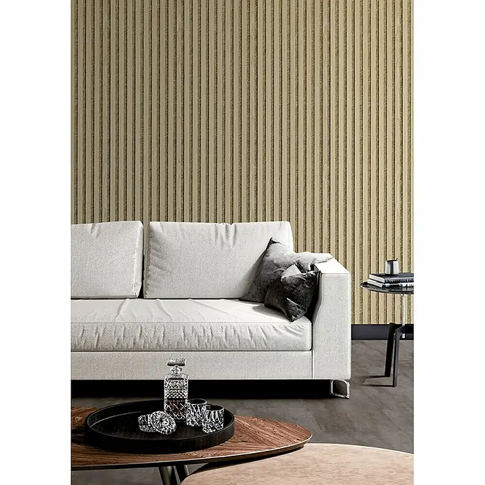 acous Akustikpaneel Economico - Eiche hellbraun / beiger Filz, 2.400 x 380 x 16,5 mm - Helle, beige vertikale Holzpaneele schmücken eine moderne Wohnzimmerwand hinter einem weißen Sofa.