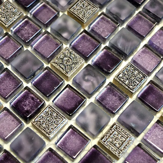 Mosaikfliese Quadrat Crystal Mix XCM M970 - 30,5 x 32,2 cm, Lila, Glänzend - Nahaufnahme von lilafarbenen und silberfarbenen Mosaikfliesen, die ein dekoratives Muster bilden, perfekt für Küchenrückwände oder Badezimmerakzente.