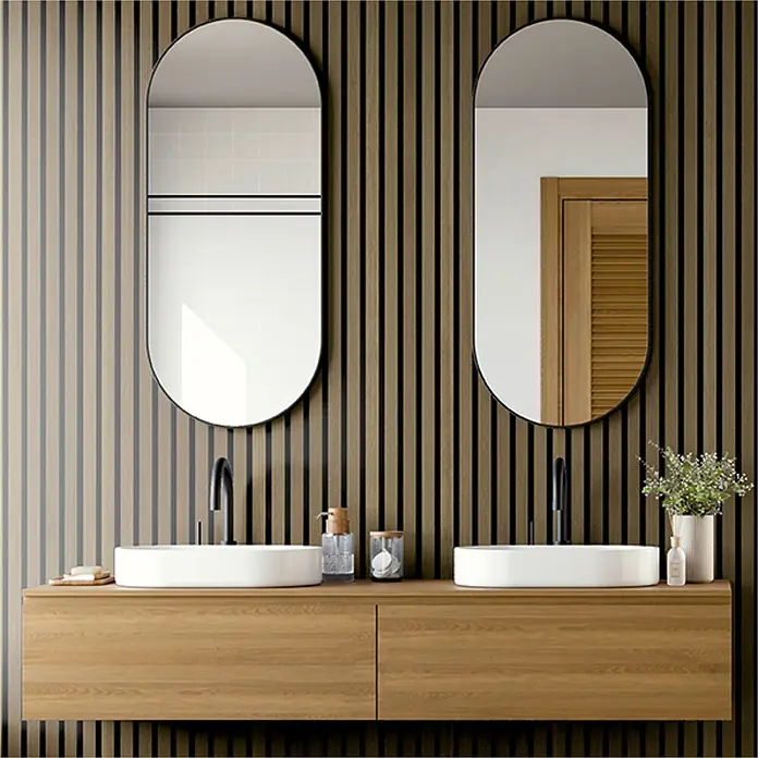 acous Akustikpaneel Economico - Eiche rustikal / schwarzer Filz, 2.400 x 380 x 16,5 mm - Doppelter Badwaschtisch mit schwebendem Schrank aus hellem Holz, zwei weißen Waschbecken und zwei schwarzen ovalen Spiegeln.