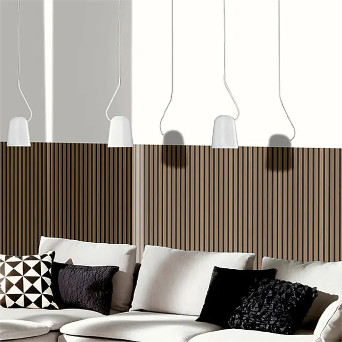 Akustikpaneel Acous Economico - Eiche rustikal / schwarzer Filz, 1.200 x 380 x 16,5 mm - Drei moderne weiße Pendelleuchten mit minimalistischen Schirmen beleuchten ein stilvolles Wohnzimmer mit Lamellenwand.