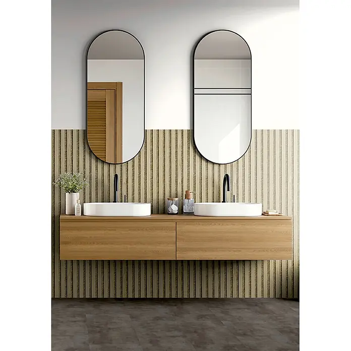 Akustikpaneel Acous Economico - Eiche hellbraun / beiger Filz, 1.200 x 380 x 16,5 mm - Modernes Doppelwaschtisch aus hellem Holz mit zwei weißen Aufsatzwaschbecken und schwarzen Armaturen in einem Badezimmer.