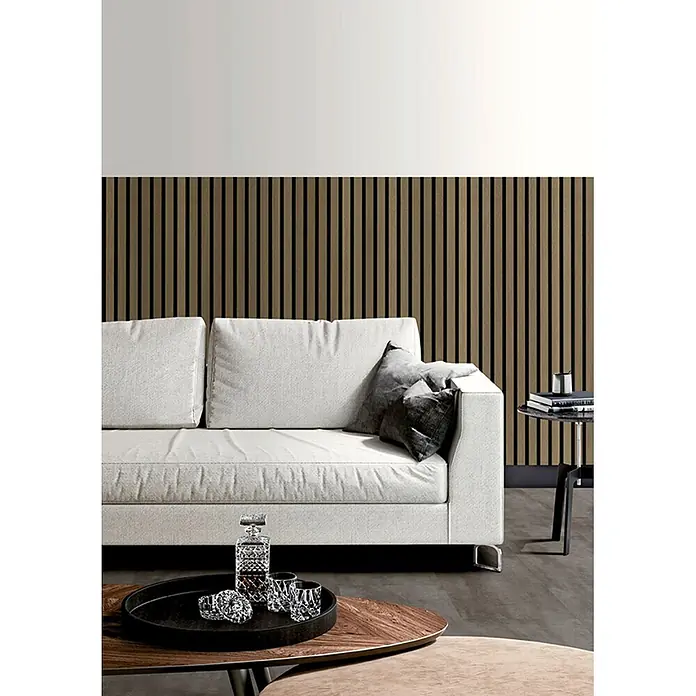 Akustikpaneel Acous Economico - Eiche rustikal / schwarzer Filz, 1.200 x 380 x 16,5 mm - Weißes Stoffsofa in einem modernen Wohnzimmer mit Zierkissen und einem niedrigen Couchtisch.