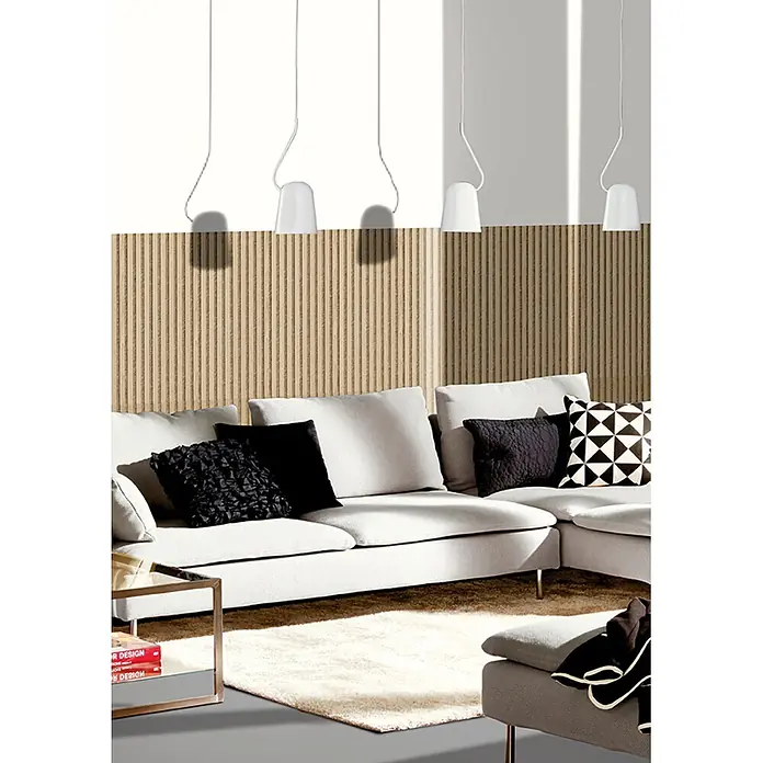 Akustikpaneel Acous Economico - Eiche hellbraun / beiger Filz, 1.200 x 380 x 16,5 mm - Drei moderne, weiße Pendelleuchten hängen über einer gerippten Wand in einem zeitgenössischen Wohnzimmer.