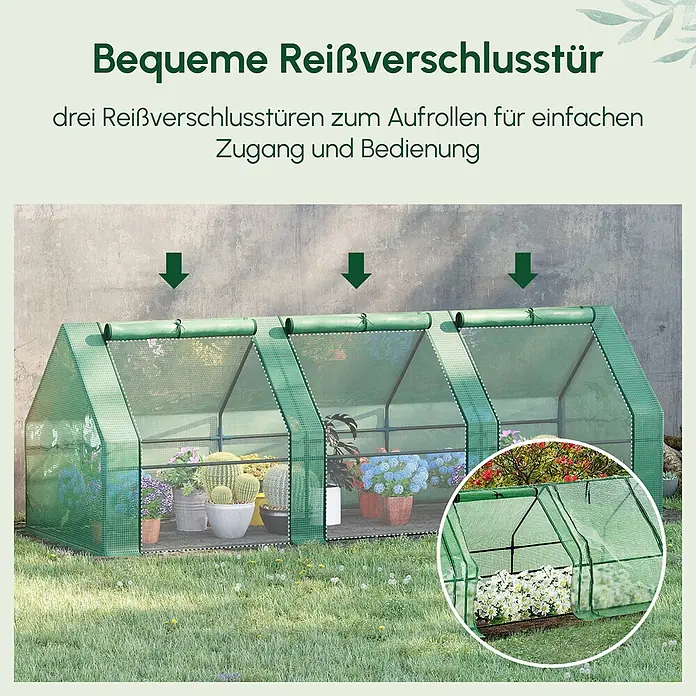Furnicato Gewächshaus - 90 x 270 cm, Material Seitenwand: Stahl, 14 mm, Grün - Drei grüne Mini-Gewächshäuser mit aufrollbaren Reißverschluss­türen auf Rasen, gefüllt mit Topfpflanzen.