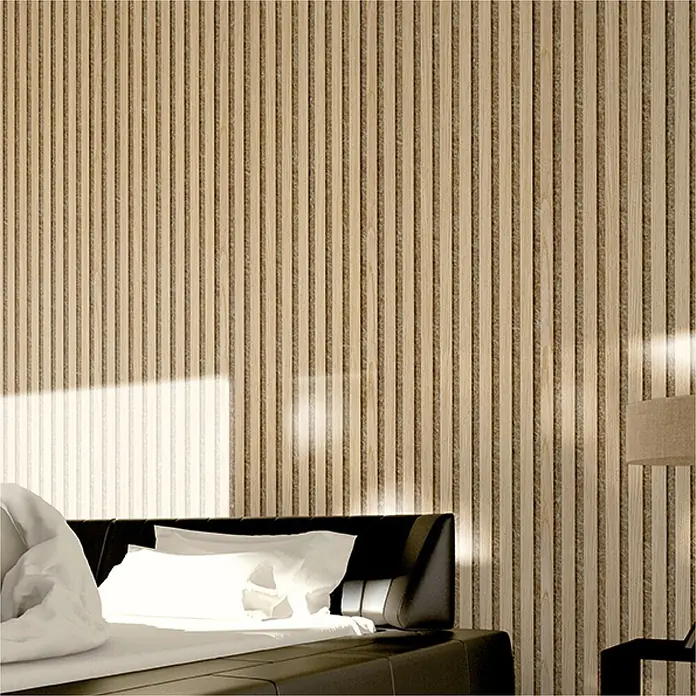 acous Akustikpaneel Economico - Eiche hellbraun / beiger Filz, 2.400 x 380 x 16,5 mm - Helle Holzlamellenwandpaneele mit Naturmaserung, im Schlafzimmer hinter einem Bett installiert.