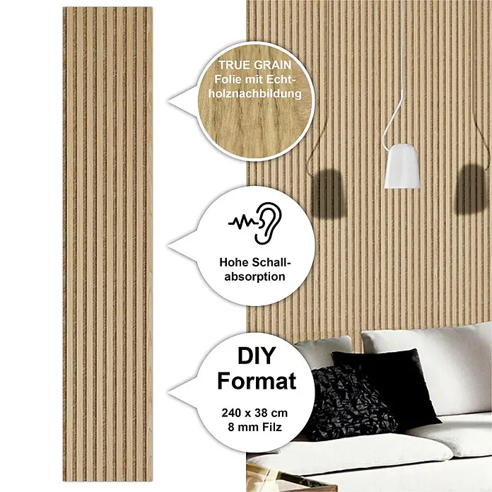acous Akustikpaneel Economico - Eiche hellbraun / beiger Filz, 2.400 x 380 x 16,5 mm - Helles Holzlamellen-Akustikpaneel mit realistischer Holzmaserung und Filzrückseite, im Wohnzimmer installiert.
