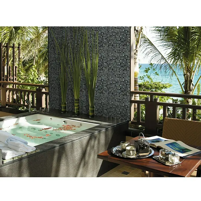 Mosaikfliese Quadrat Crystal Mix XIC 1028 - 30,5 x 30,5 cm, Schwarz, Glänzend - Dieses Bild zeigt eine luxuriöse Badewanne mit Mosaikfliesen und Blick auf das Meer, perfekt für Entspannung.