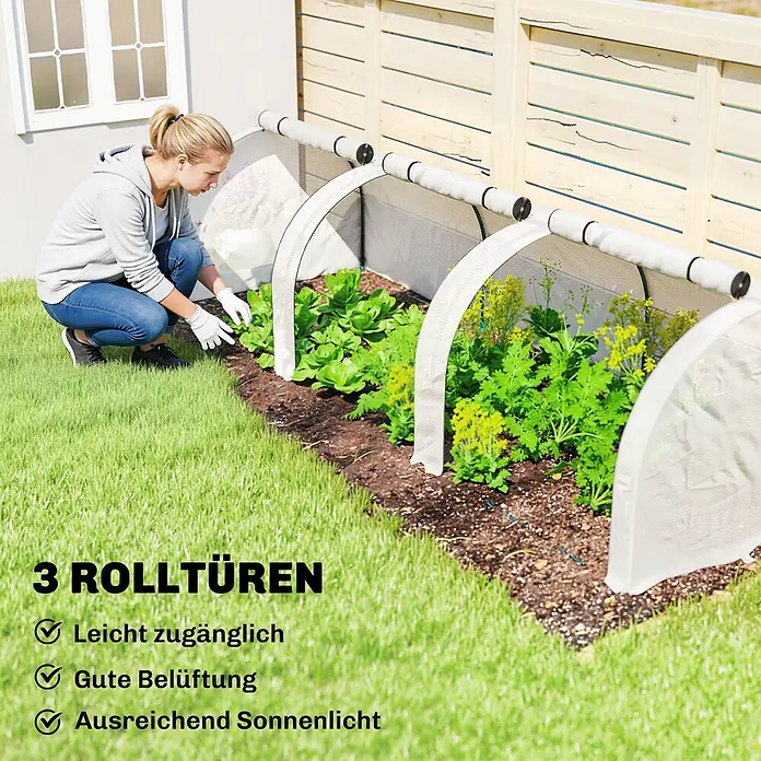 Furnicato Gewächshaus - Außenmaß inkl. Dachüberstand (B x T): 100 x 295 cm, Material Seitenwand: Stahl, 14 mm, weiß - Eine Frau pflegt Pflanzen in einem durchscheinenden weißen Mini-Gewächshaustunnel mit Rolltüren, der das Beet schützt.
