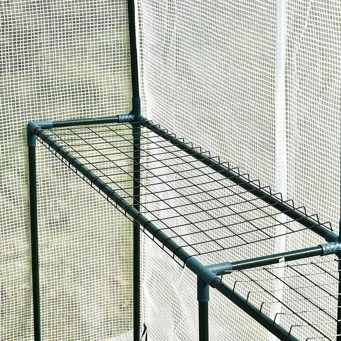 Furnicato Gewächshaus - Außenmaß inkl. Dachüberstand (B x T): 120 x 186 cm, Material Seitenwand: Stahl, 14 mm, weiß - Dunkelgrünes Metallregal mit Gitterböden und Kunststoffverbindern in einem Gewächshaus.