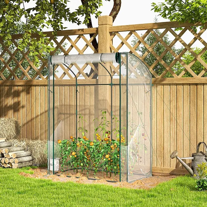Outsunny Gewächshaus - 128 x 70 cm, Material Seitenwand: Kunststoff, 0,3 mm, Grün - Kompaktes Gewächshaus aus Klarsichtfolie mit grünem Rahmen, in dem Tomatenpflanzen im Garten wachsen.