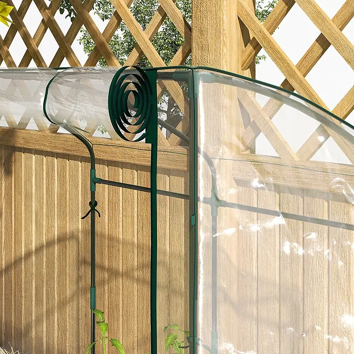 Outsunny Gewächshaus - 128 x 70 cm, Material Seitenwand: Kunststoff, 0,3 mm, Grün - Transparente Gewächshausabdeckung, hochgerollt und mit grünem Rand und Gestell befestigt, Pflanze sichtbar.