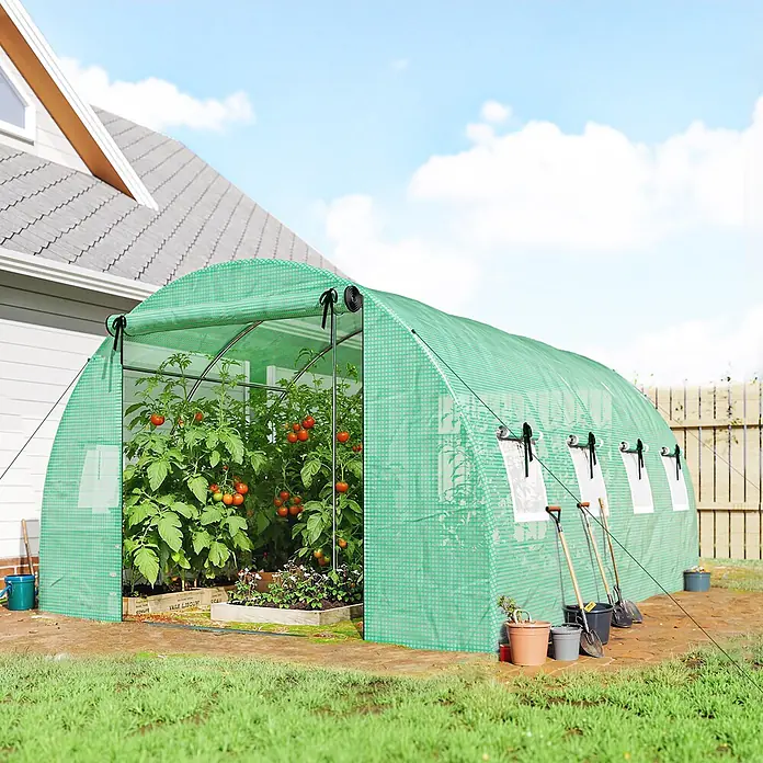 Outsunny Gewächshaus - 295 x 400 cm, Material Seitenwand: Kunststoff, 0,3 mm, Grün - Grünes Maschengewächshaus für den Garten, gefüllt mit Tomatenpflanzen.