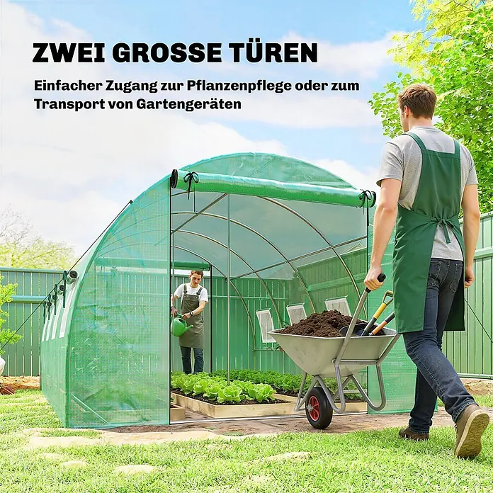 Outsunny Gewächshaus - 295 x 400 cm, Material Seitenwand: Kunststoff, 0,3 mm, Grün - Großes grünes Netz-Gewächshaus mit zwei breiten Türen. Eine Person gießt Pflanzen, eine andere schiebt eine Schubkarre zum Eingang.