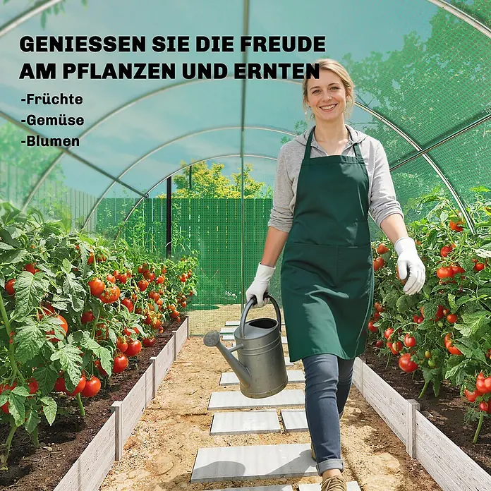 Outsunny Gewächshaus - 295 x 400 cm, Material Seitenwand: Kunststoff, 0,3 mm, Grün - Helle Beetumrandungen in Holzoptik begrenzen Reihen von Tomatenpflanzen in einem Gewächshaus.