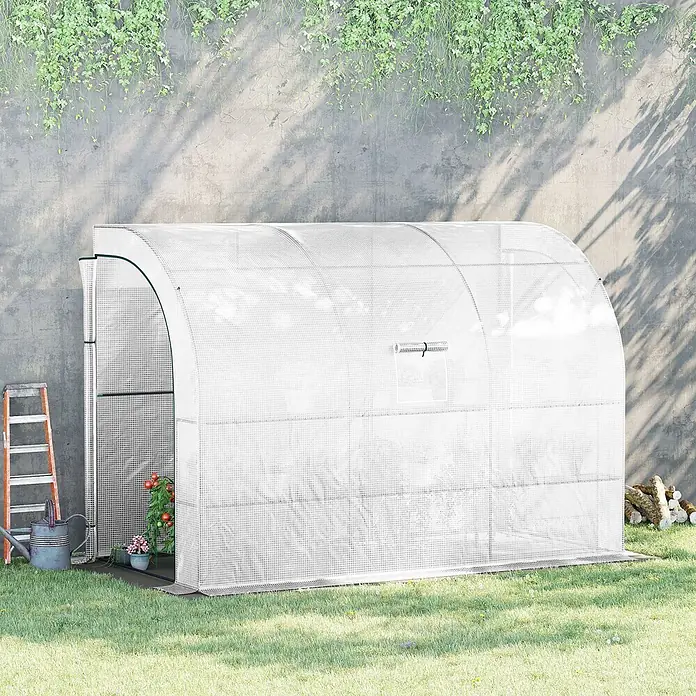 Outsunny Gewächshaus - 300 x 150 cm, Material Seitenwand: Kunststoff, 0,3 mm, Weiß - Weißes, lichtdurchlässiges Bogengewächshaus auf grünem Rasen, mit Pflanzen darin.