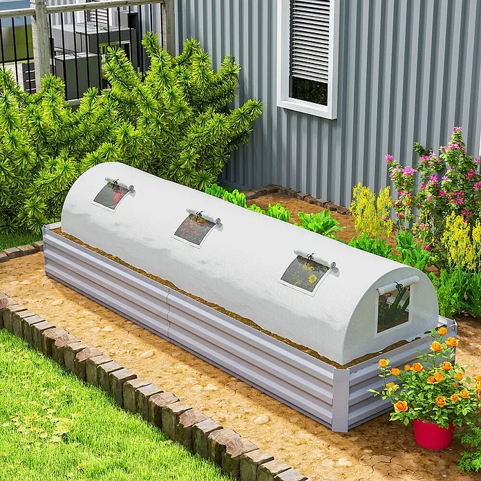 Outsunny Gewächshaus - 300 x 80 cm, Material Seitenwand: Kunststoff, 0,3 mm, Dunkelgrau - Hochbeet aus verzinktem Stahl mit weißer, durchscheinender Gewächshausabdeckung, bepflanzt im Garten.
