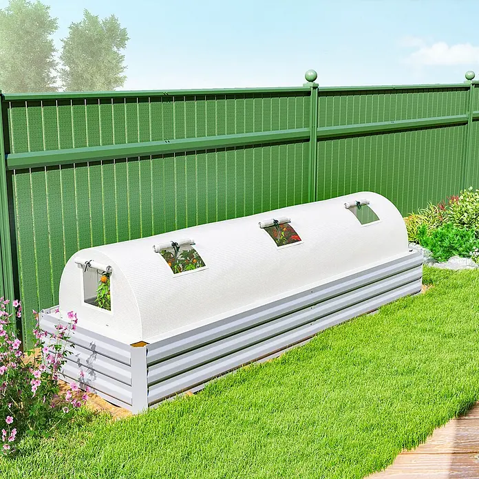 Outsunny Gewächshaus - 300 x 80 cm, Material Seitenwand: Kunststoff, 0,3 mm, Dunkelgrau - Verzinktes Hochbeet mit weißer Gewächshausabdeckung und aufrollbaren Fenstern, in einem sonnigen Garten.