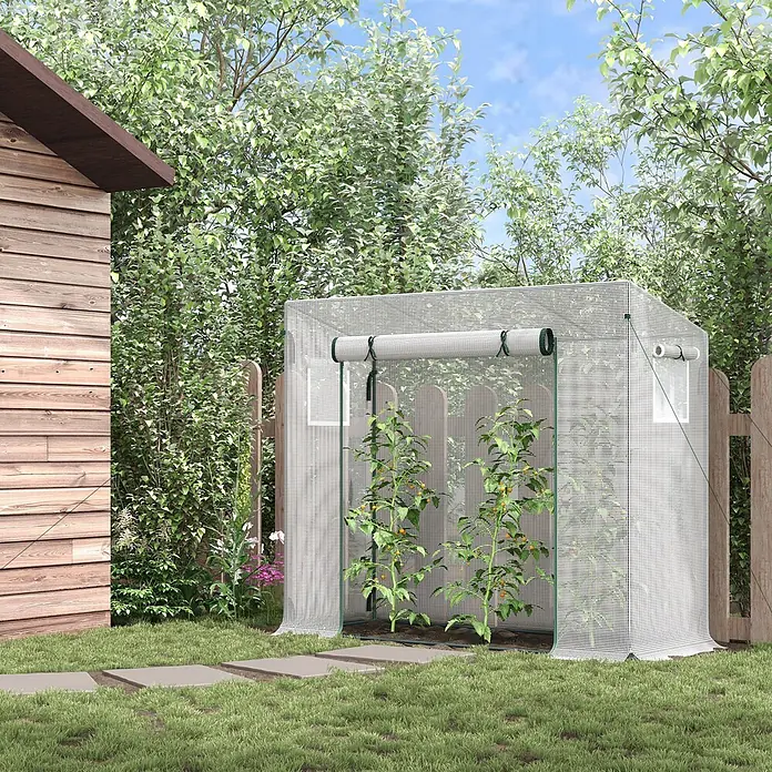 Outsunny Gewächshaus - 200 x 76 cm, Material Seitenwand: Kunststoff, 0,3 mm, Grün - Weißes tragbares Gewächshaus aus Netzstoff mit grünem Rahmen, beherbergt Tomatenpflanzen im Garten.