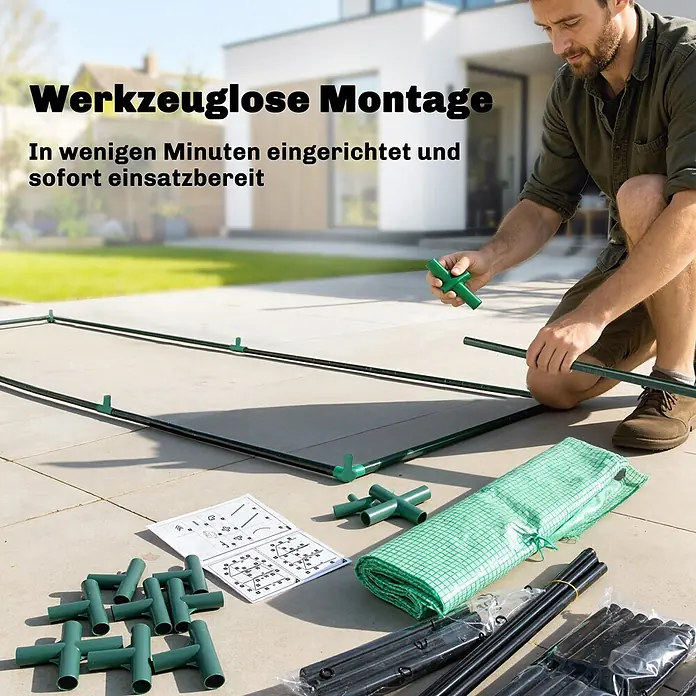 Outsunny Gewächshaus - 170 x 68 cm, Material Seitenwand: Kunststoff, 0,3 mm, Grün - Ein Mann montiert einen grünen, werkzeuglosen Gewächshausrahmen auf einer Terrasse, mit Komponenten für schnellen Aufbau ausgelegt.