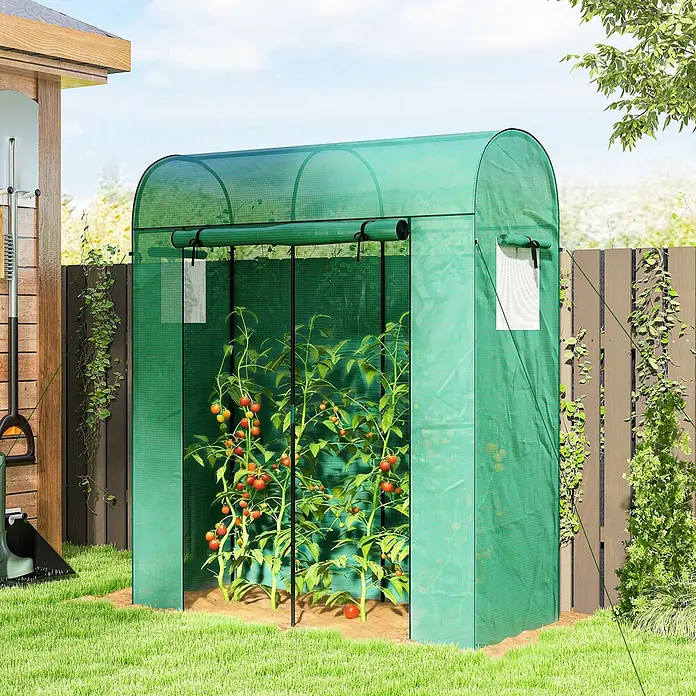 Outsunny Gewächshaus - 170 x 68 cm, Material Seitenwand: Kunststoff, 0,3 mm, Grün - Ein grünes begehbares Gewächshaus aus Netzstoff im Garten, mit Tomatenpflanzen darin. Die Tür ist offen.