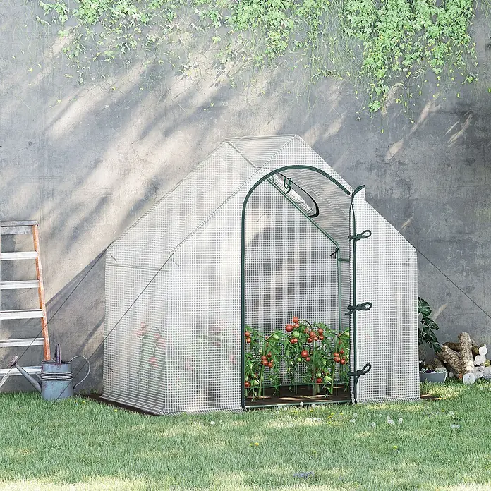 Outsunny Gewächshaus - 180 x 100 cm, Material Seitenwand: Kunststoff, 0,3 mm, Dunkelgrau - Kleines begehbares Gewächshaus mit weißer Gitterabdeckung, bepflanzt mit Tomaten im Garten.