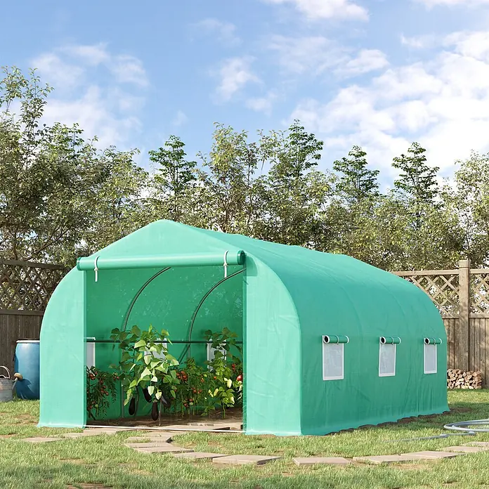 Furnicato Gewächshaus - 300 x 450 cm, Material Seitenwand: Stahl, 14 mm, Grün - Grünes Stoff-Tunneltreibhaus im Garten, mit offener Vorderklappe, die wachsende Pflanzen zeigt.