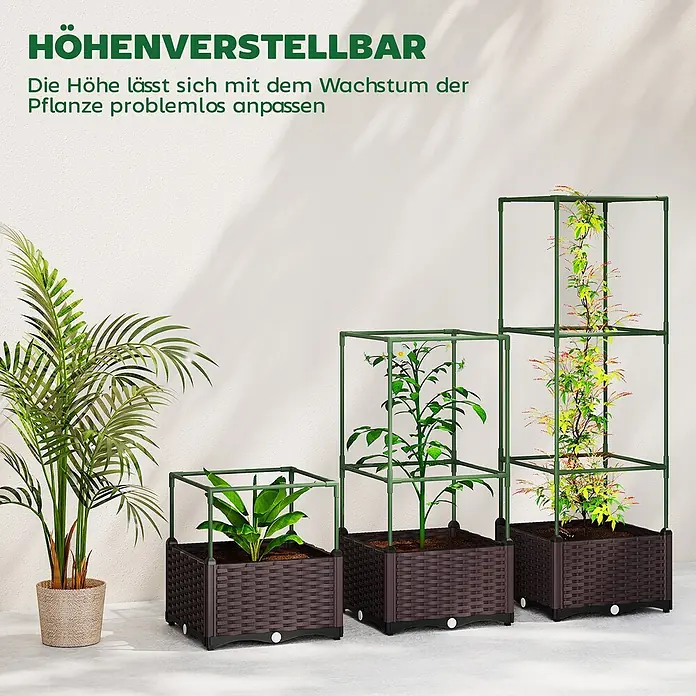 Outsunny Hochbeet - Stahl, Braun - Drei dunkelbraune Pflanzkübel im Rattan-Look mit grünen, höhenverstellbaren Rankhilfen und wachsenden Pflanzen.