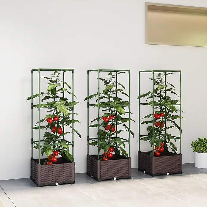 Outsunny Hochbeet - Stahl, Braun - Drei dunkelbraune Pflanzgefäße in Flechtoptik mit grünen quadratischen Spalieren, die Tomatenpflanzen mit roten Tomaten im Freien stützen.