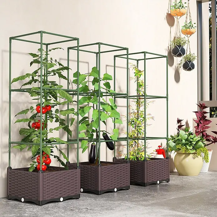 Outsunny Hochbeet - Stahl, Braun - Drei dunkelbraune mobile Pflanzkübel in Rattan-Optik mit grünen Spalieren, bepflanzt mit Tomaten, Auberginen und einer Kletterpflanze.