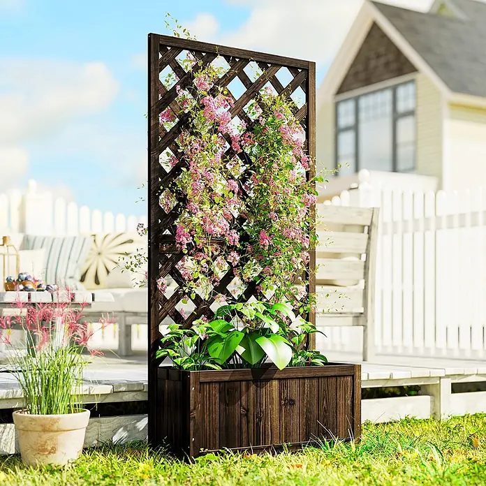 Outsunny Hochbeet - 72,5 x 31,5 x 149,5 cm, Holz, Braun - Dunkelbrauner Holz-Pflanzkasten mit integriertem Rankgitter, an dem rosa Kletterblumen wachsen, in einem Garten.