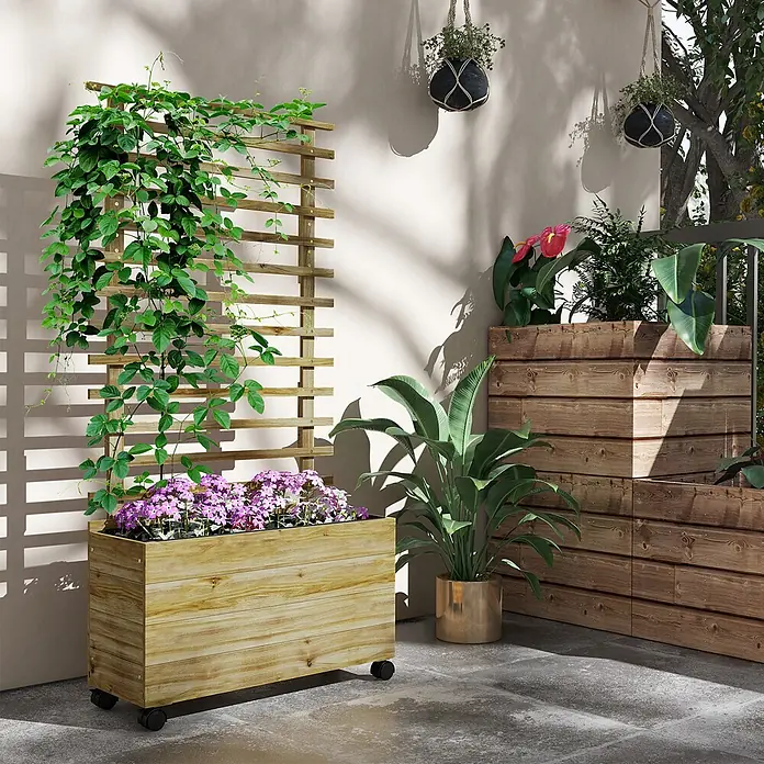 Outsunny Hochbeet - 76 x 30 x 155 cm, Holz, Naturholz - Hölzerner Blumenkasten mit Rankgitter, für Kletterpflanzen und lila Blumen, auf Rollen auf einer Terrasse.