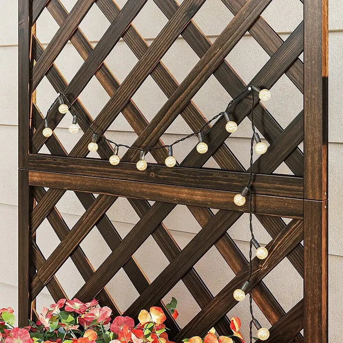 Outsunny Hochbeet - 72,5 x 31,5 x 149,5 cm, Holz, Braun - Dunkelbraunes Holzspalier mit warmen Lichterketten und roten Blumen.