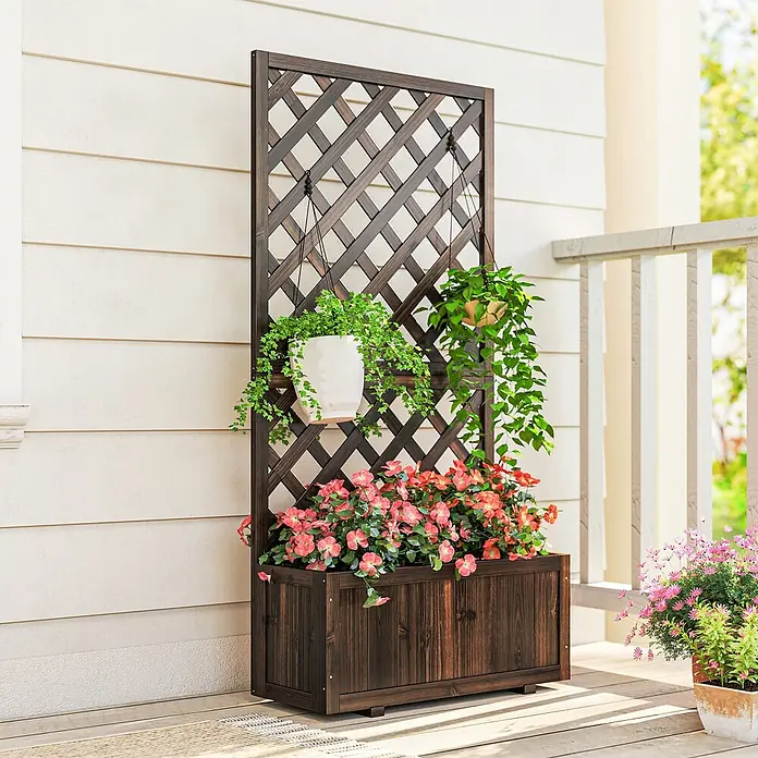 Outsunny Hochbeet - 72,5 x 31,5 x 149,5 cm, Holz, Braun - Dunkelbrauner Holzpflanzkasten mit integriertem Spalier, der verschiedene Topfpflanzen auf einer sonnigen Veranda hält.