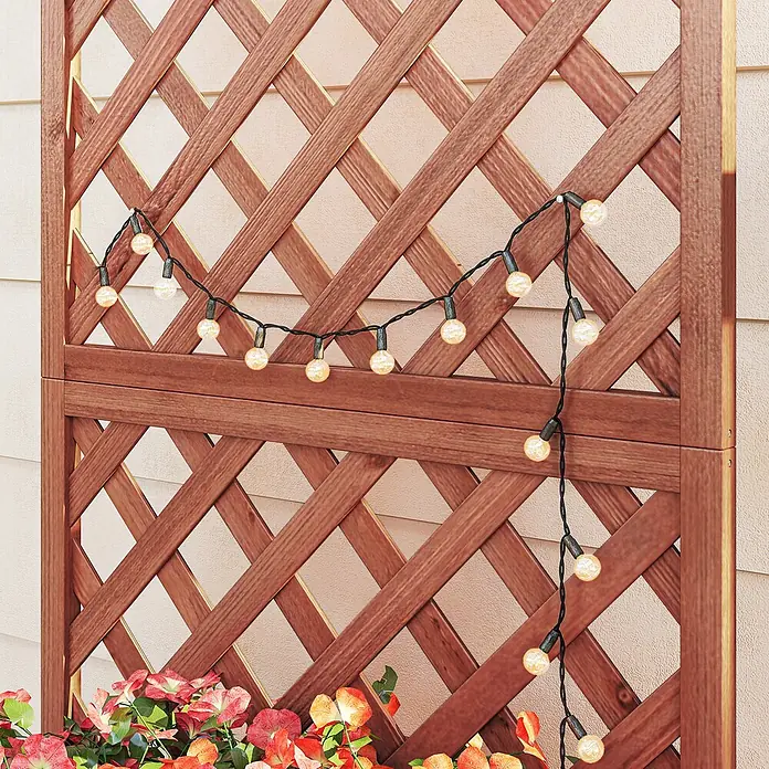 Outsunny Hochbeet mit Rankhilfe - 72,5 x 31,5 x 149,5 cm, Holz, Orange - Warme weiße Lichterkette mit kugelförmigen Glühbirnen, die über ein braunes Holzspalier mit roten und orangefarbenen Blumen drapiert ist.