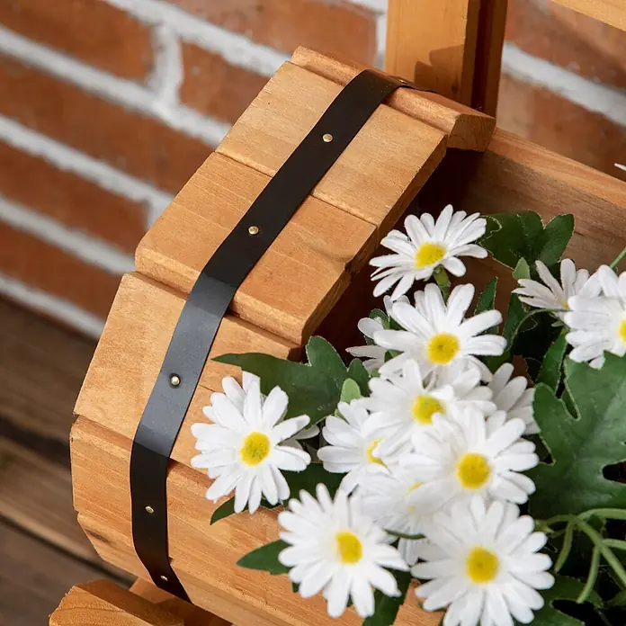 Outsunny Hochbeet - Holz, Orange - Hölzerner Pflanzkübel mit schwarzem Band und Messingnieten, gefüllt mit weißen Kunstgänseblümchen und grünen Blättern.
