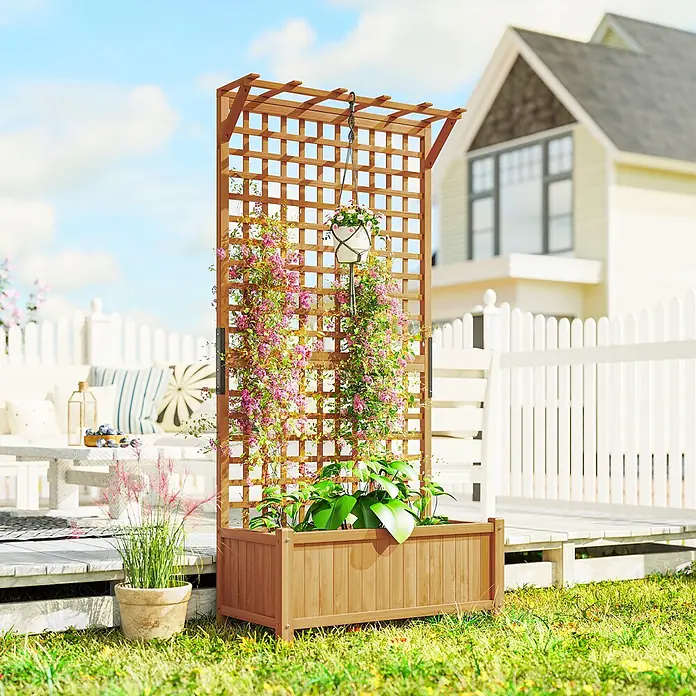 Outsunny Hochbeet - 90 x 45 x 183 cm, Holz, Gelb - Brauner Pflanzkasten aus Holz mit hohem Rankgitter, an dem rosa Kletterblumen und eine Hängepflanze in einem sonnigen Garten hängen.