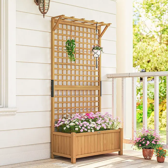 Outsunny Hochbeet - 90 x 45 x 183 cm, Holz, Gelb - Heller, brauner Blumenkasten aus Holz mit integriertem Spalier, gefüllt mit bunten Blumen, auf einer Veranda. Zwei Hängepflanzen am Spalier.