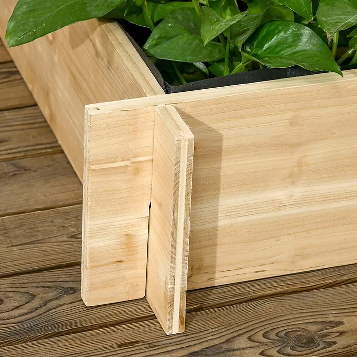 Outsunny Hochbeet mit 3 Ebenen - Holz, Naturholz - Pflanzkasten aus hellem Holz mit grünen Pflanzen und schwarzer Auskleidung auf einer Holzterrasse.