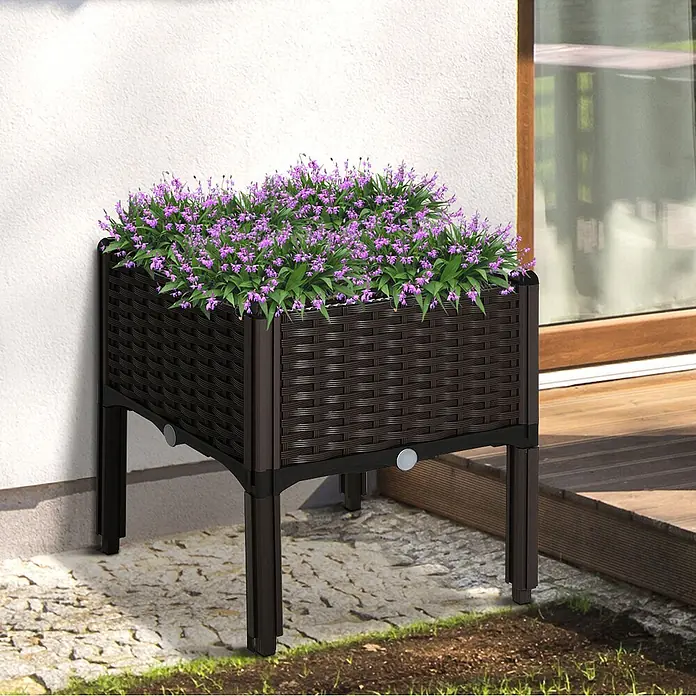 Outsunny Hochbeet Braun, 40cm x 40cm x 44cm - Kunststoff, Braun - Dunkelbrauner, geflochtener Hochbeet-Pflanzkasten mit leuchtend lila Blumen, auf Beinen im Freien stehend.