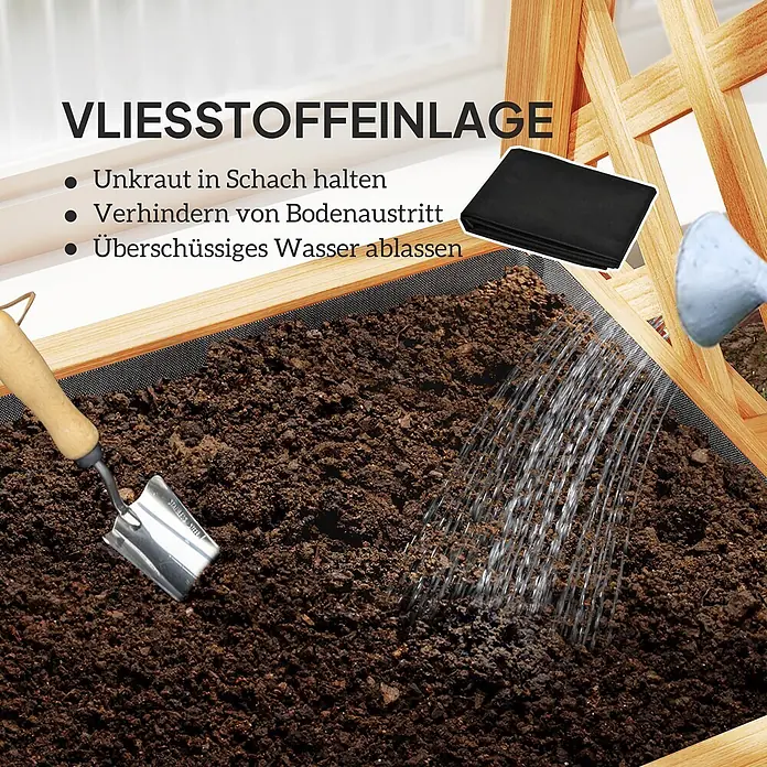 Outsunny Hochbeet - Holz, Braun - Schwarze Vliesstoffeinlage in einem hölzernen Hochbeet mit Erde und Gießwasser, zur Demonstration von Drainage und Bodenschutz.