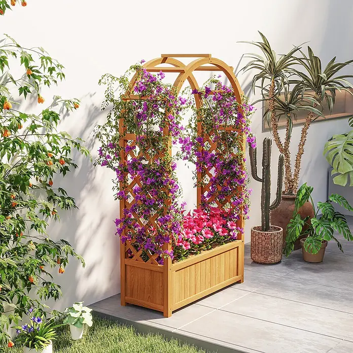 Outsunny Hochbeet - Holz, Braun - Hölzerner Gartenbogen mit Pflanzkasten, bewachsen mit lila Kletterblumen und rosa Topfpflanzen.