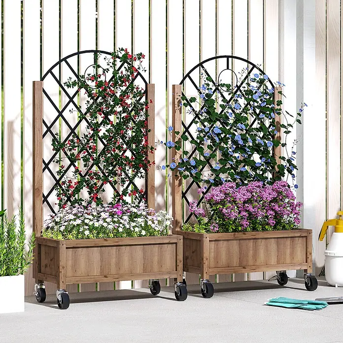 Outsunny Hochbeet - Stahl, Braun - Zwei hölzerne Pflanzkästen auf Rollen mit schwarzen Metallrankgittern, gefüllt mit bunten Blumen, vor einem weißen Zaun.