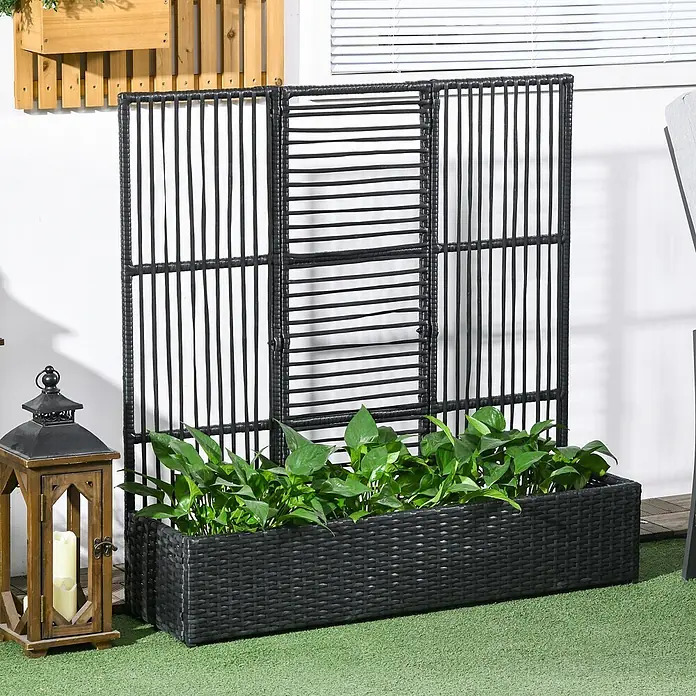 Outsunny Hochbeet - Stahl, Schwarz - Schwarzer Rattan-Pflanzkübel mit integriertem Rankgitter, gefüllt mit üppigen Grünpflanzen, als dekorativer Raumteiler im Freien.