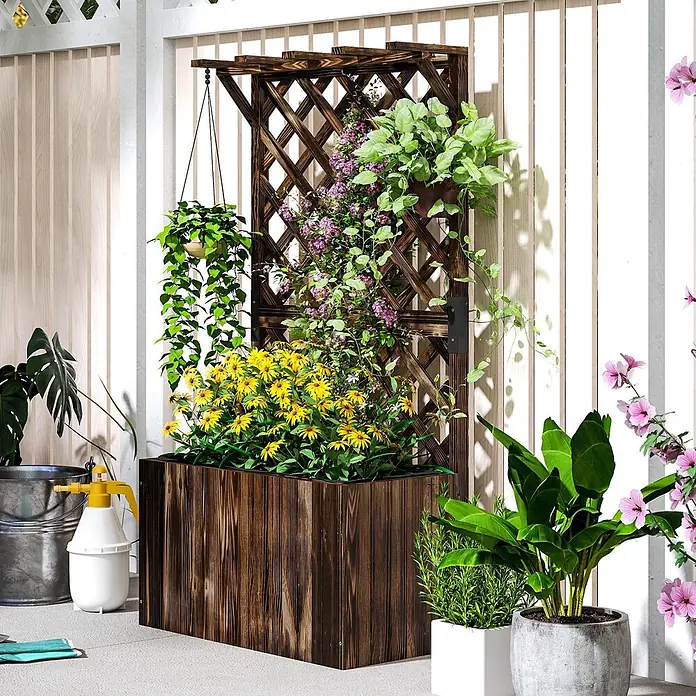 Furnicato Hochbeet - 64 x 33 x 122 cm, Holz, Verkohlt - Dunkelbrauner Holzpflanzkasten mit integriertem Spalier, gefüllt mit gelben und violetten Blumen und Kletterpflanzen auf einer Terrasse.